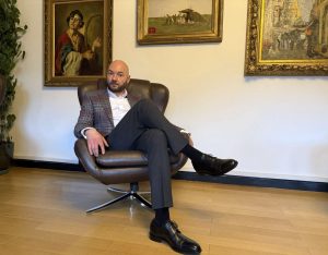 Plată în avans, livrare „la ușă”: ce risc îți asumi și cum îl limitează avocatul Vladimir Naciu